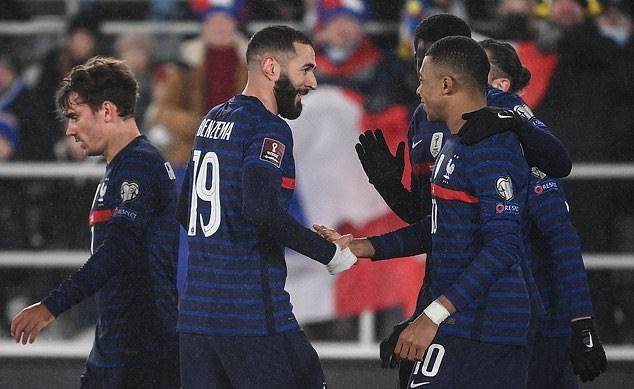 1637109698205049851.jpg 50576169-10209563-image-a-79_1637097280815.jpg